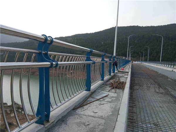丰满不锈钢桥梁护栏的特点及其在桥梁安全中的重要作用