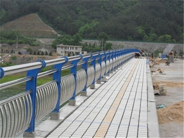 丰满不锈钢桥梁护栏的特性及其在现代建筑中的应用